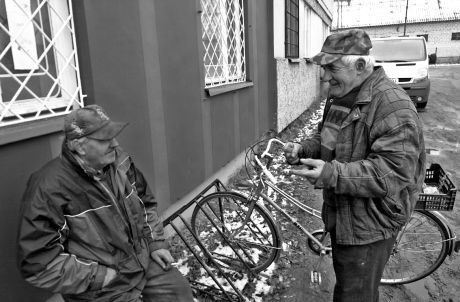 Jarosław Lul i pan Edward dobrze pamiętają, że za ich młodych czasów zabawy wyglądały inaczej niż teraz. Było ciekawiej, ale teraz jest co wspominać...