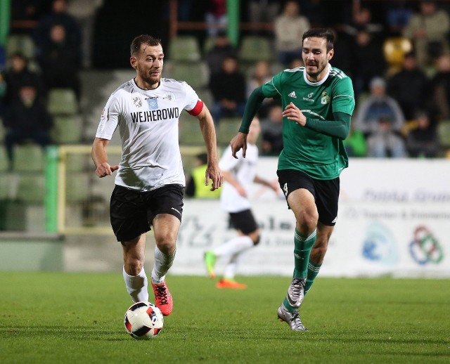 Piotr Kołc (przy piłce) przez kilka lat był piłkarzem i kapitanem Gryfa Wejherowo. Teraz został trenerem Zawiszy Bydgoszcz