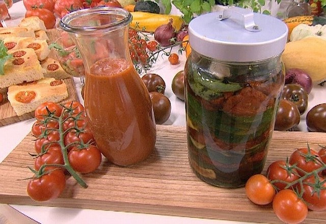 Suszone pomidory może zrobić samemu w domu.