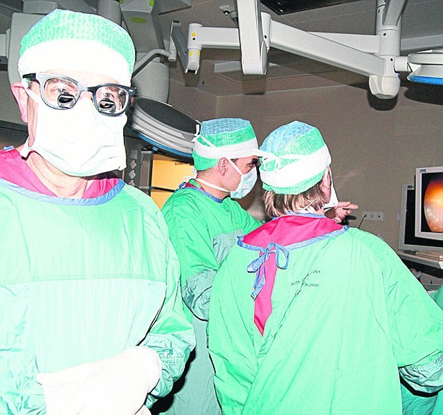 Operację przeprowadzili prof. Tomasz Hirnle z USK (z lewej) oraz dr Grzegorz Smolko z Górnośląskiego Centrum Medycznego