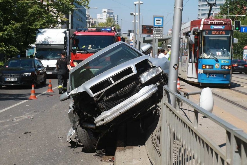 Wrocław: Audi staranowało przystanek tramwajowy