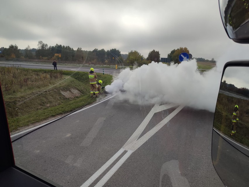 Pożar samochodu na drodze wojewódzkiej w okolicach Lipska. Na miejscu zastępy straży pożarnej 