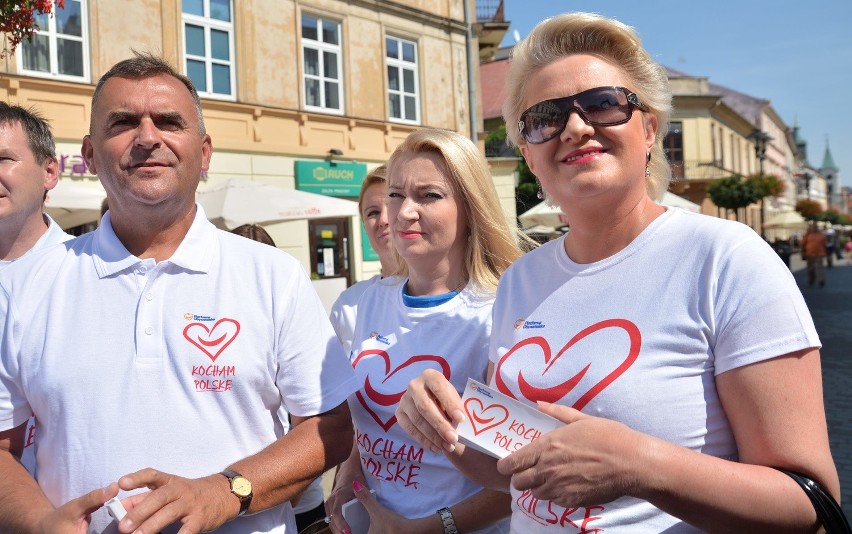 Platforma rozpoczęła kampanię wyborczą: Kocha Polskę i rozdaje naklejki (ZDJĘCIA, WIDEO)