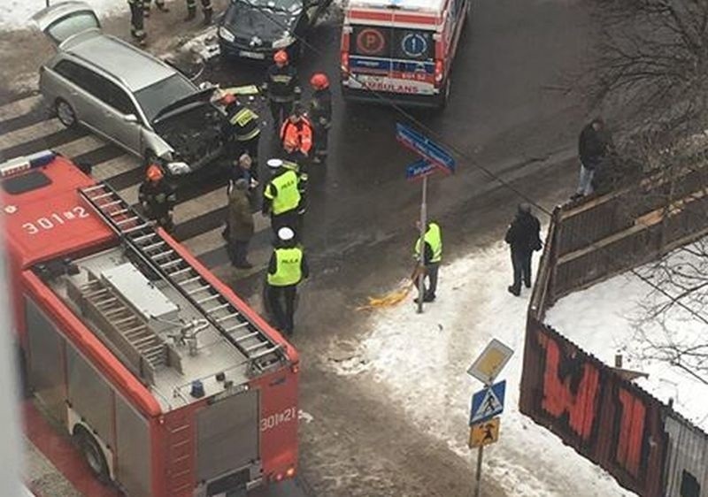 Wypadek na skrzyżowaniu ulic  Młynarskiej/Organizacji WiN. Kobieta pędziła do... dentysty [ZDJĘCIA]