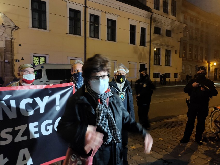 Kraków. Kontrmanifestacja wobec protestów przeciwko wyrokowi TK ws. aborcji. "Brońmy Kościoła" 