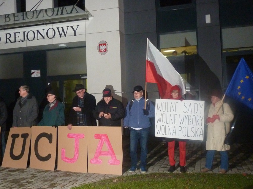Protest przed sądem w Starachowicach w obronie demokracji