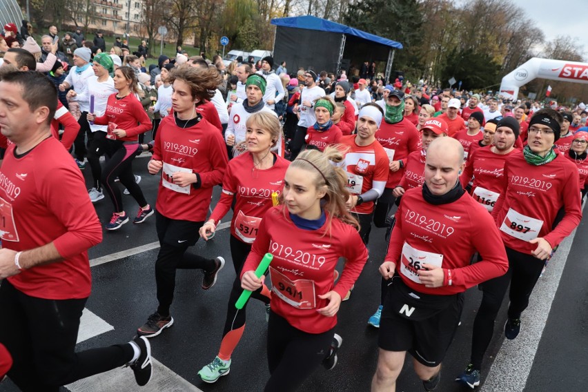 Białystok. Bieg dla Niepodległej 11 listopada 2019. 1500 biegaczy przebiegło 10 km w 101 rocznicę odzyskania niepodległości [ZDJĘCIA]