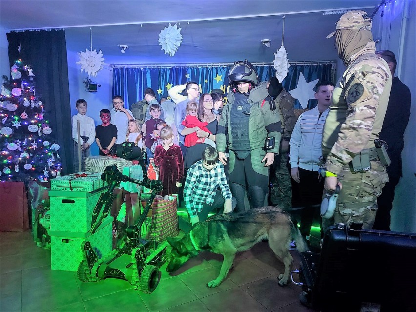 Policyjni kontrterroryści i darczyńcy odwiedzili dom dziecka w Skopaniu [ZDJĘCIA]