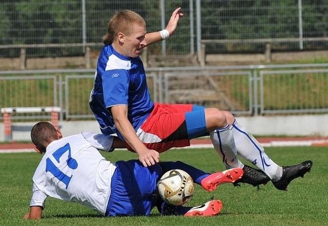 W meczu z Pogonią II Szczecin, trzecią bramkę dla Bałtyku Koszalin zdobył Kordian Rudziński (w niebieskiej koszulce)