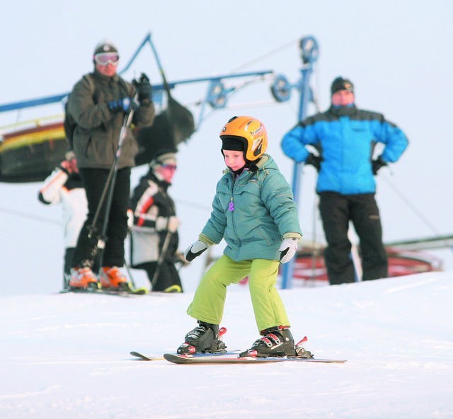 Wolny czas spędzimy miło z dziećmi także na stokach narciarskich. W naszym regionie pierwsze kroki  na nartach można stawiać w podbydgoskim Myślęcinku i pod Unisławiem