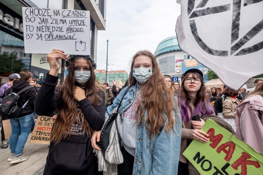 Młodzieżowy Strajk Klimatyczny odbywa się w różnych miastach...