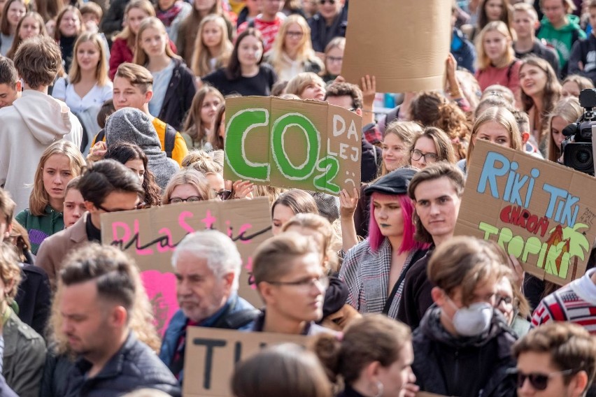 Młodzieżowy Strajk Klimatyczny odbywa się w różnych miastach...