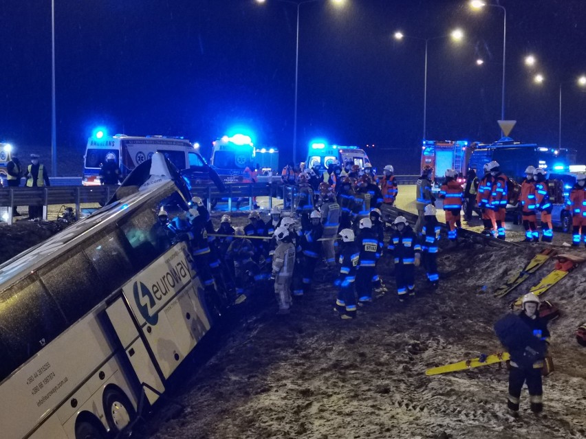Tragedia na autostradzie A4 pod Przemyślem. W Kaszycach autobus przebił bariery ochronne i runął z nasypu. Jedna osoba nie żyje [ZDJĘCIA]