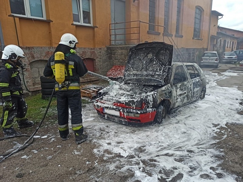 Spektakularna akcja: płonął samochód w Tychowie