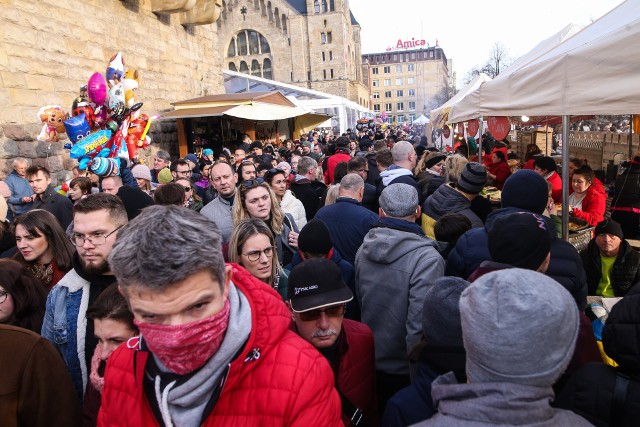 11 listopada w Poznaniu to nie tylko obchody Święta Niepodległości. To również hucznie obchodzone co roku Imieniny ulicy Święty Marcin. Chociaż w tym roku, ze względu na pandemię koronawirusa, organizatorzy zrezygnowali z barwnego korowodu, to huczna atmosfera panowała w całym centrum Poznania. Nie obyło się bez tradycyjnych rogali świętomarcińskich i towarzyszącej im od kilku lat gęsiny, której również mogli skosztować mieszkańcy Poznania i turyści. Nie zabrakło także pokazów artystów, grup teatralnych czy sportowców. Przejdź dalej --->Poznań: Imieniny ulicy Św. Marcin 2021