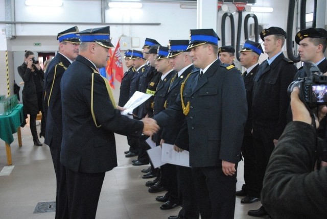 Gratulacje składał wszystkim st. bryg. Tadeusz Milewski, zastępca komendanta wojewódzkiego PSP w Toruniu oraz bryg. Roman Kłos, komendfant powiatowy PSP w Nakle