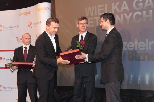 Nagrodę "Rzetelnych w biznesie&#8221; odbiera Michał Zbiciak, dyrektor handlowy w firmie RO.SA.-Hale.