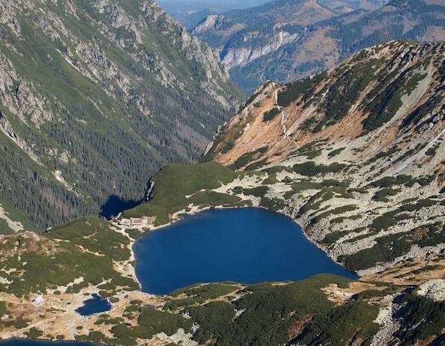 Dolina Pięciu Stawów Polskich z lotu ptaka. Szlak przez Świstówkę dobrze widoczny nad Przednim Stawem.