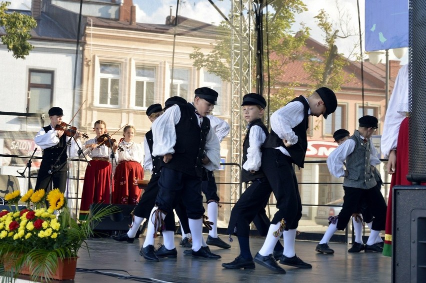 Biecz. Święto Dzieci Gór zagościło na bieckim rynku. Mali artyści roztańczyli miasto [ZDJĘCIA]