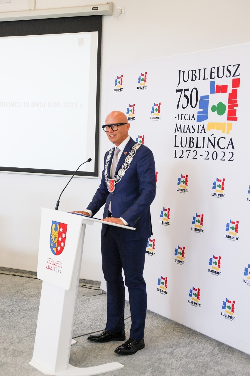 Uroczysta sesja Rady Miejskiej w Lublińcu z okazji 25-lecia...