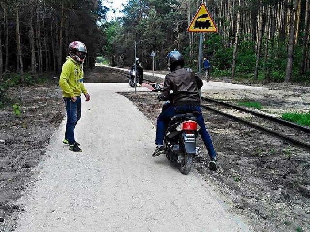 Zdjęcie przedstawiające młodzieńców na skuterach na ścieżce rowerowej zrobione i udostępnione na portalu społecznościowym przez jednego z rowerzystów.