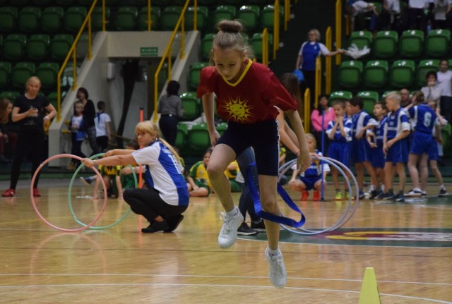 W hali widowiskowo-sportowej w Inowrocławiu rywalizowali uczniowie najmłodszych klas miejskich szkół podstawowych i SP w Górze.  Wygrała reprezentacja Szkoły Podstawowej nr 11, druga była SP nr 6, trzecia SP nr 4, czwarta SP nr  2, piata ekipa Zespołu Szkół Integracyjnych, a szósta SP w Górze.