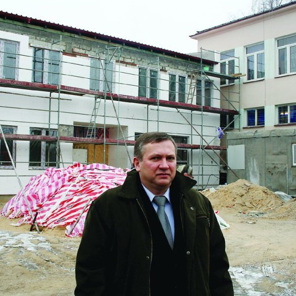 Wójt Krzysztof Michalec jest dumny z rozpoczęcia budowy sali gimnastycznej w Szulborzu