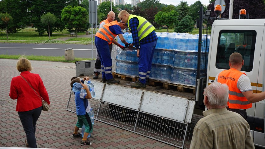 W mieście rotacyjnie jeżdżą beczkowozy, które dostarczają...