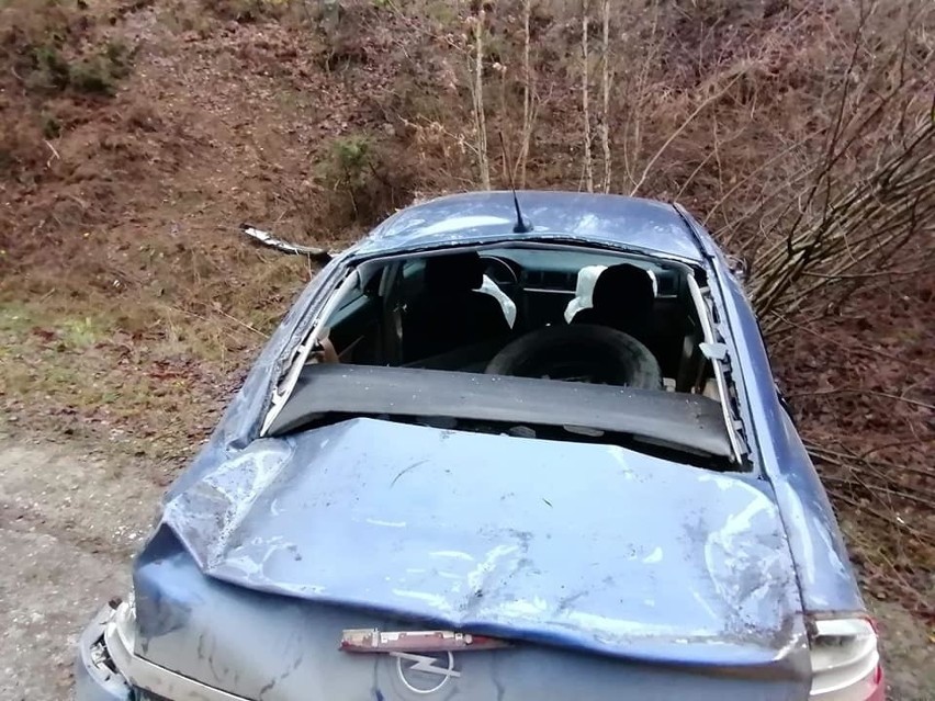 Kurki. Groźny wypadek. Opel uderzył w skarpę i dachował (zdjęcia)