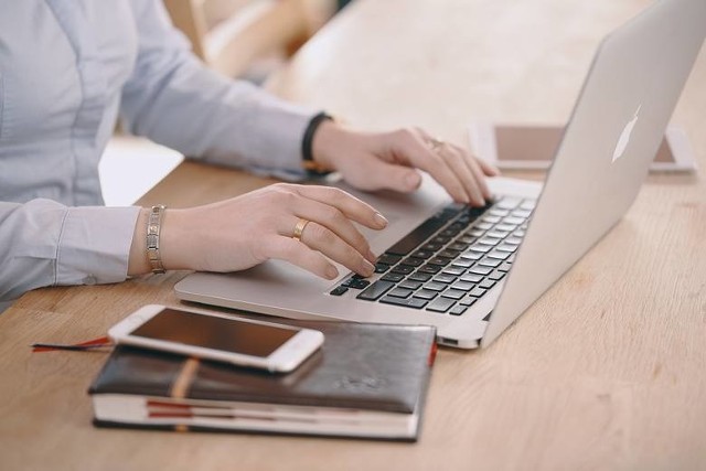 Od ponad roku, czyli od momentu wybuchu pandemii wiele osób zaczęło pracować zdalnie.  Praca zdalna wiąże się jednak z kosztami, które ponosi pracownik. Przede wszystkim to opłaty za  internet oraz energie elektryczną.  Wygląda na to, że pracownikom należeć będzie się rekompensata. Firmy będą musiały płacić ekwiwalent. Trwają konsultacje nad zmianą Kodeksu pracy. Jak to będzie wyglądać? Czytaj dalej. Przesuwaj zdjęcia w prawo - naciśnij strzałkę lub przycisk NASTĘPNE