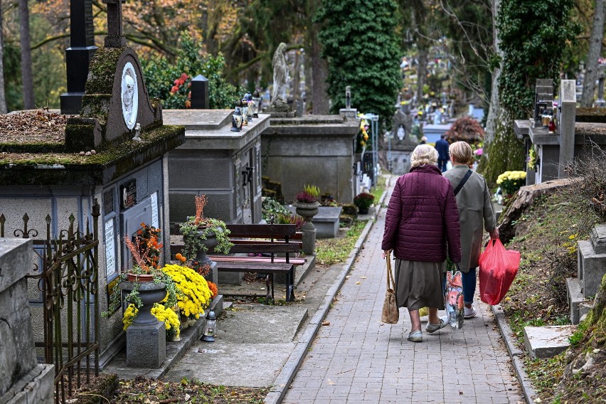 W Przemyślu widać zwiększony ruch przy cmentarzach [ZDJĘCIA]