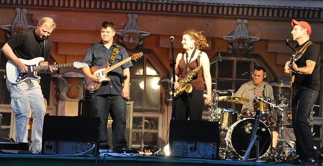 Gościnnie z zespołem "Pilichowski Band" wystapił gitarzysta Marek Raduli (z lewej).