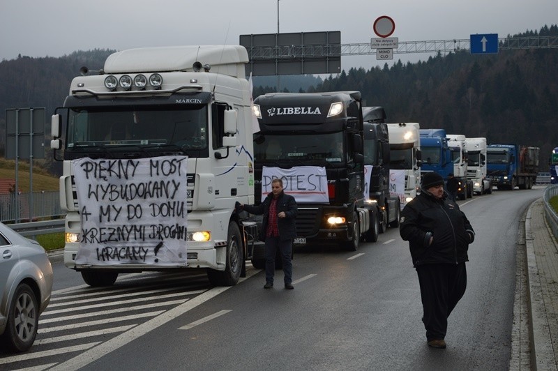 Tirowcy protestowali na moście granicznym