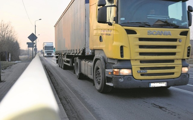 Korki na drodze krajowej nr 10 w rejonie Lubicza to wynik znacznego wzrostu natężenie ruchu na tej trasie po oddaniu węzła autostradowego „Lubicz”. Szkoda, że budując autostradę A1 i wspomniany węzeł, nie pomyślano o zurbanizowanych terenach, przez które DK 10 biegnie