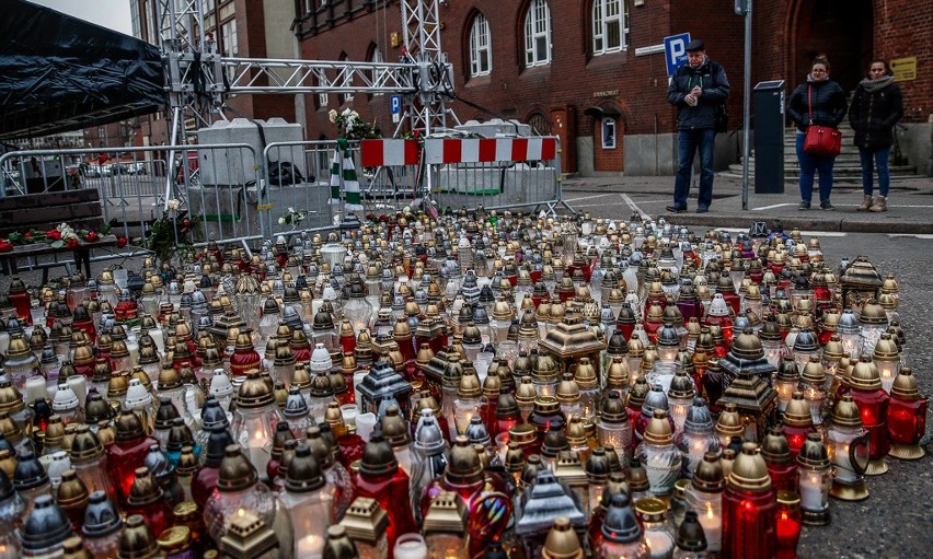 Żałoba na ulicach Gdańska. Modlitwy, kwiaty i znicze w różnych częściach miasta. Mieszkańcy oddają hołd Pawłowi Adamowiczowi [zdjęcia]