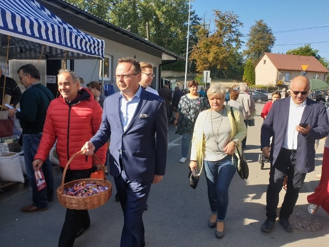 Andrzej Szejna i Jan Klamczyński w poniedziałek na targowisku w Staszowie