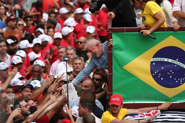 Wybory prezydenckie w Brazylii - ruszyła druga tura głosowania. Na zdjęciu: Luiz Inacio Lula da Silva wśród swoich zwolenników na ulicach Sao Paulo.