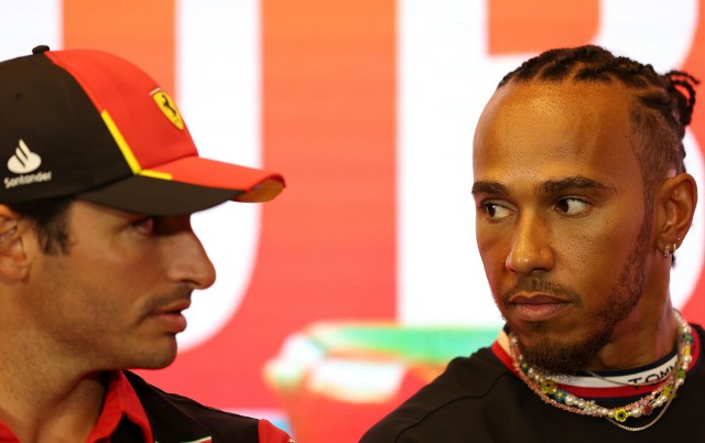 Hamilton zastąpi w Ferrari Carlosa Sainza Jr. Zdjęcie pochodzi z ubiegłorocznej konferencji przed Grand Prix Azerbejdżanu.
