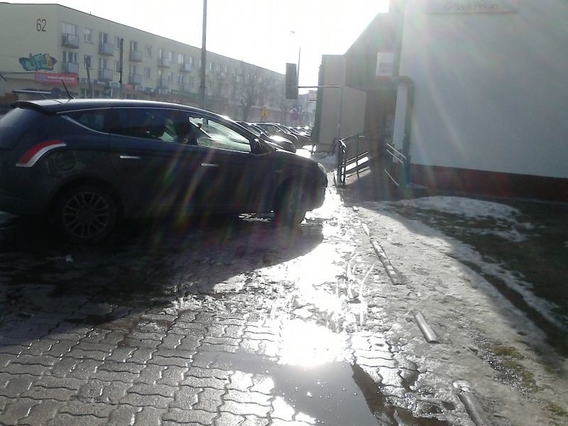 Tak parkują kierowcy na  ul. Mickiewicza, koło banku Pekao w...