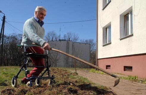 Mimo amputowanej trzy lata temu nogi, Wojciech Zaleśkiewicz z Głuska nie boi się pracy fizycznej i swojego bloku.