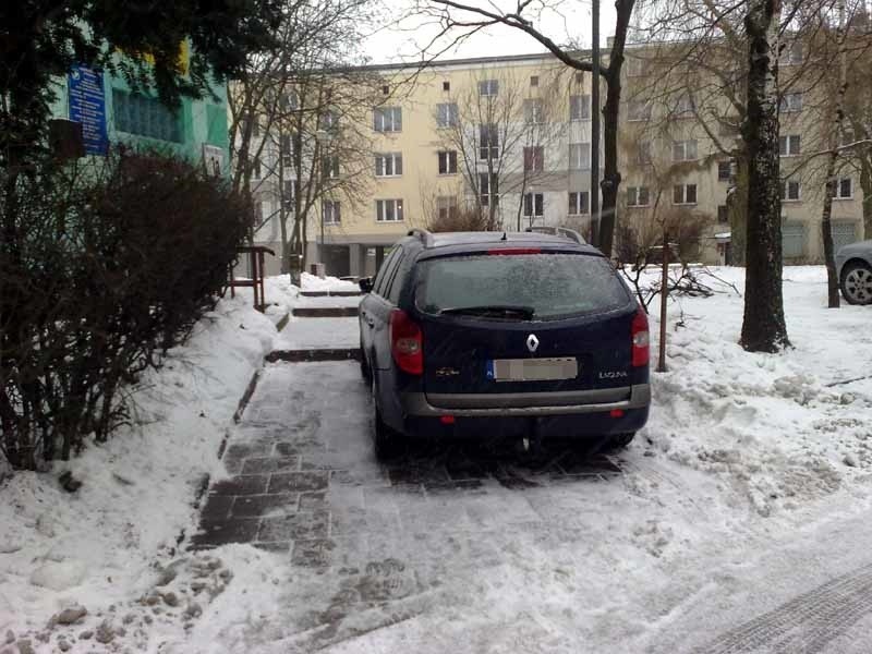 Parkowanie na chama na schodach...