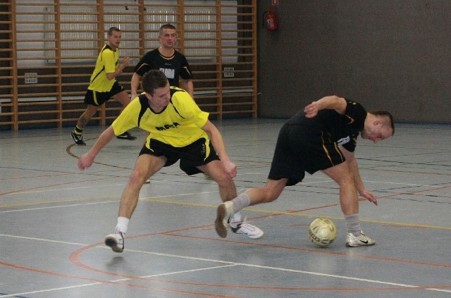 O piłkę walczą (od lewej) Damian Kowalski z Mafii i Marek Klimaszewski z Reaktywacji.