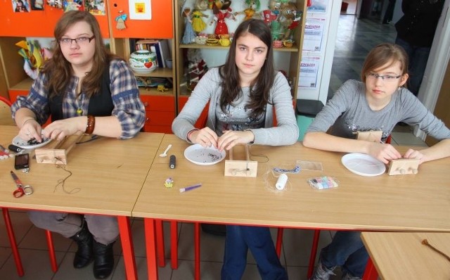 W pracowni artystycznej dziewczęta przygotowywały naszyjniki dla mam. Od lewej: Magda Wlazło, Kasia Korcz, Martyna Kowalczyk. &#8211; Przygotowanie takiego cuda zajmuje około tydzień &#8211; mówią.