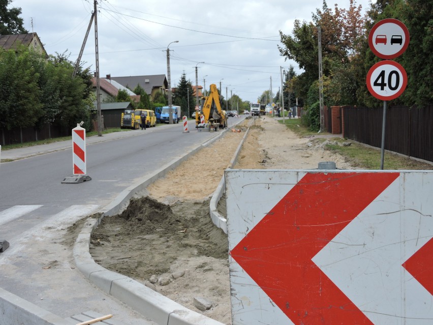 W Ostrowi na ulicy Sikorskiego trwa budowa ścieżki rowerowej