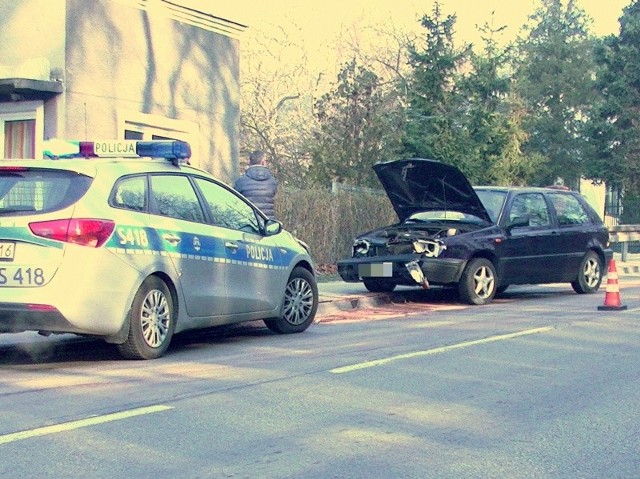 Volkswagen golf wpadł na ulicy Żeromskiego w Ostrowcu w barierki. Ten fragment drogi to wyzwanie dla wielu kierowców.