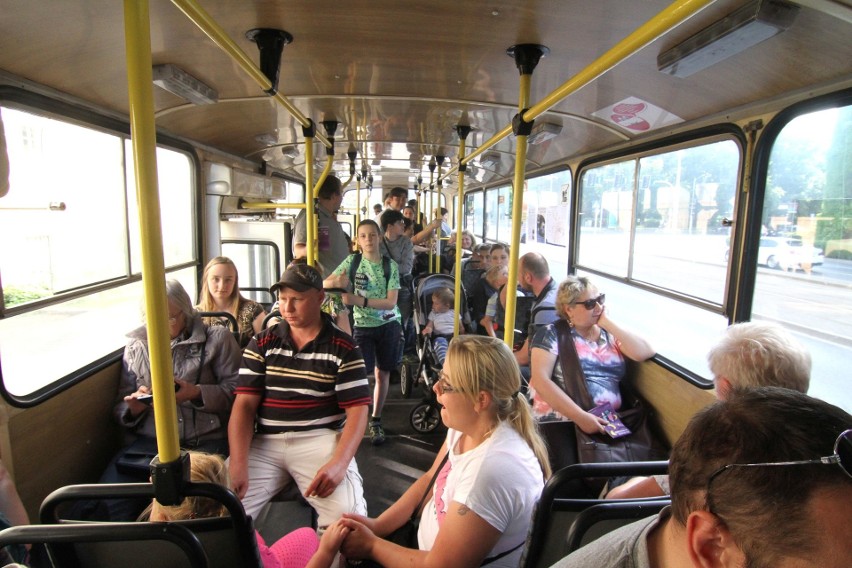 Sporo chętnych na przejazd starymi autobusami i tramwajami [ZDJĘCIA]