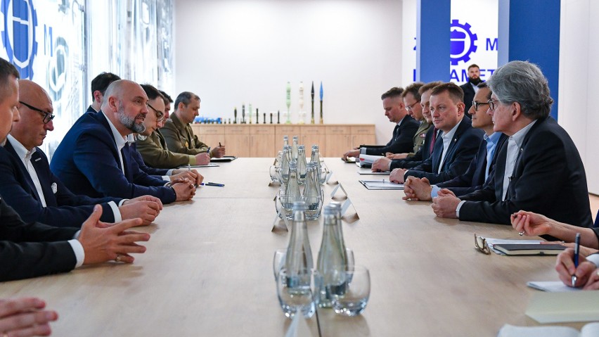 Premier Mateusz Morawiecki odwiedził Zakłady Metalowe DEZAMET w Nowej Dębie. Zobacz transmisję