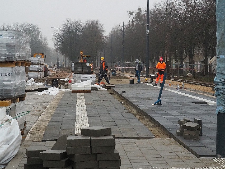 Opóźnienie remontu ulicy Wojska Polskiego w Łodzi daje się we znaki mieszkańcom i przedsiębiorcom 