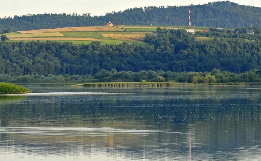 Znany milioner i kolejna inwestycja nad Jeziorem Rożnowskim? Gmina przystąpiła do zmian w studium dot. działek Andrzeja Wiśniowskiego