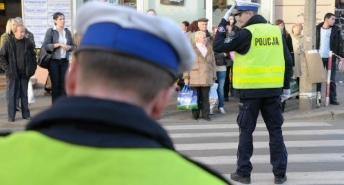 Gdy na 1 Maja policjanci kierowali ruchem, piesi nie zatrzymywali nieustannie samochodów.